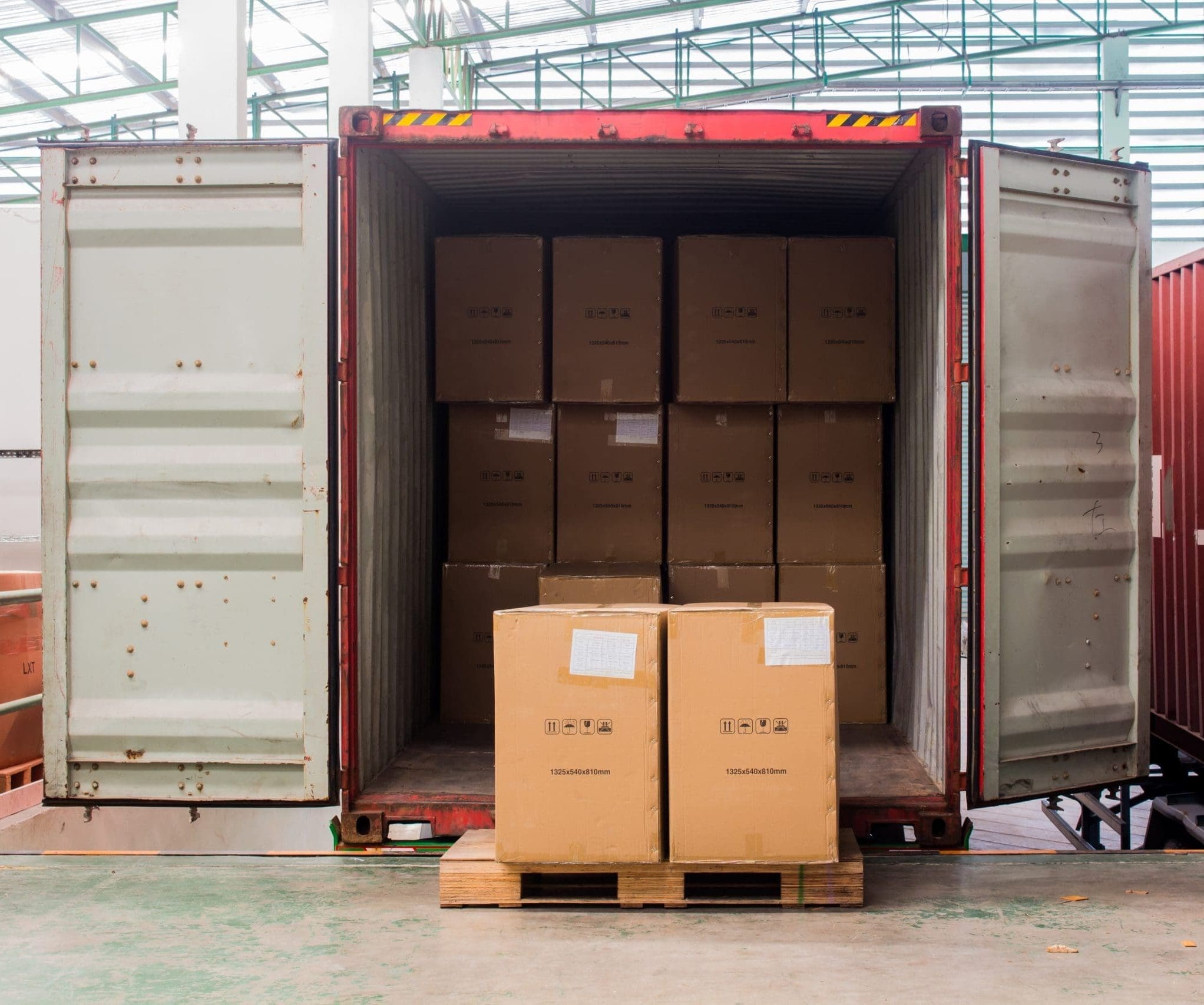 The cartons with loading out of container 20 ft tunnel double door shipping container red.